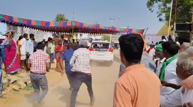 ప్రభుత్వ వాహనాలపై బాధిత రైతుల దాడి