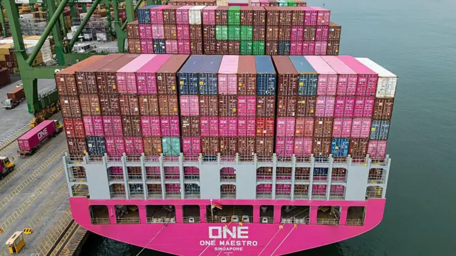 Un cargo amarré dans un port.