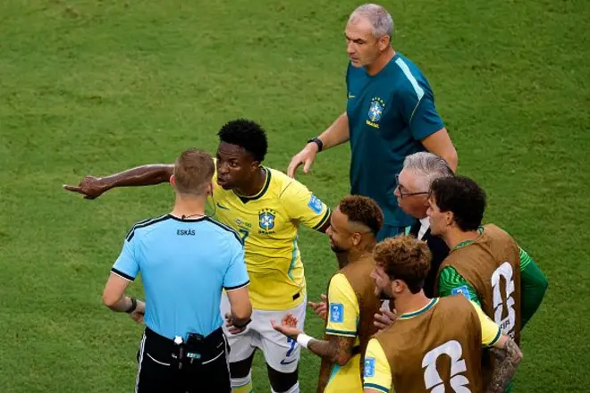 Vini Jr. discute com juiz