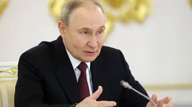 پوتین پشت میکروفون در حال سخنرانی