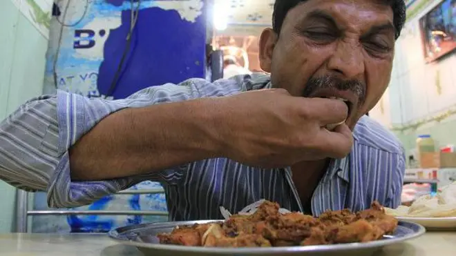 ఆహారం తింటున్న వ్యక్తి