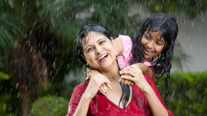 వానలో అమ్మా కూతుళ్ళ ఫోటో 