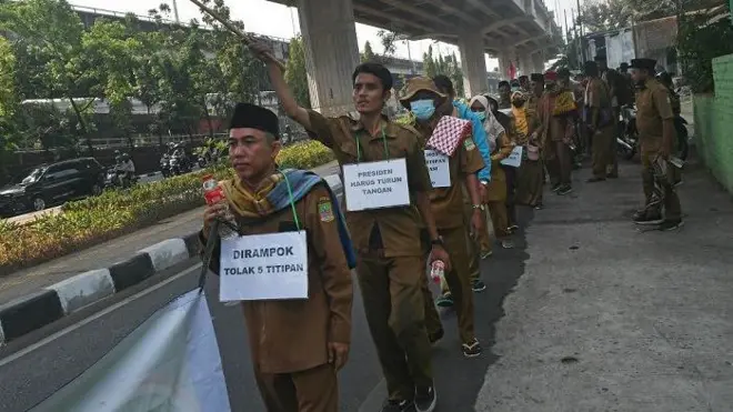Sejumlah guru honorer dari Kabupaten Bekasi melakukan aksi jalan kaki menuju Istana Negara saat melintas di Cawang, Jakarta Timur, Kamis (12/10/2023).