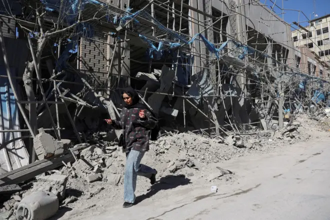 АҚШ-Исроил ҳужумларида вайрон бўлган Теҳрондаги полиция биноси