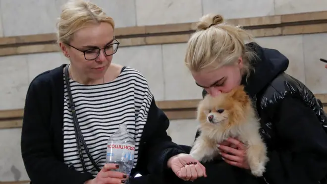 Кияни ховаються в метро під час повітряної атаки 3 травня 2023 року