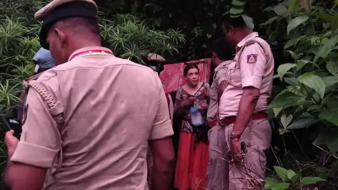 غار کے باہر روسی خاتون پولیس سے بات کرتے ہوئے