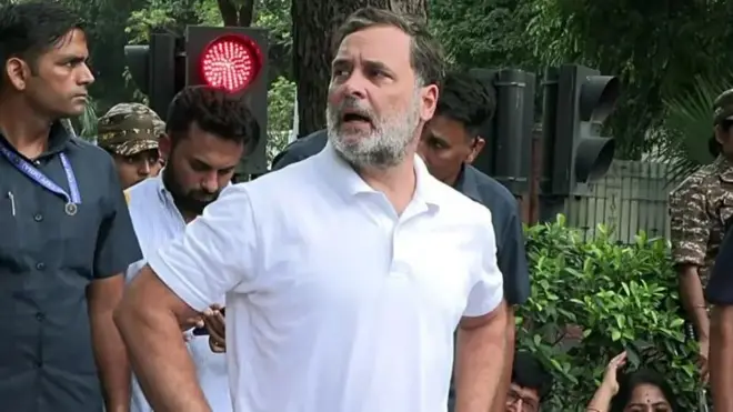 రాహుల్ గాంధీ, దిల్లీ, ప్రధాని నివాసం వద్ద ధర్నా