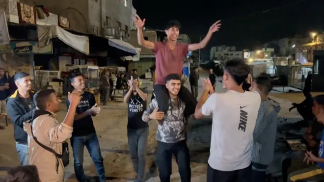 فلسطينيون يحتفلون 