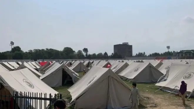 چارواکي وايي، بې ځایه شوي خلک په ښوونځیو او لوبغالو کې ځای پر ځای کړل شوي دي.