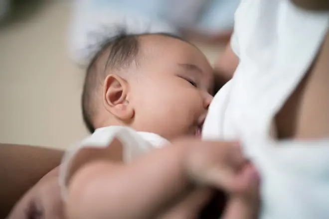 Aworan ọmọ kan to n mu ọmu