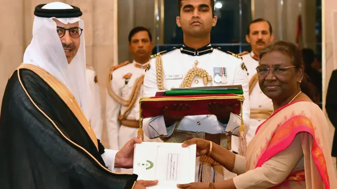 भारत में सऊदी अरब के राजदूत सालेह बिन ईद-अल हुसैनी राष्ट्रपति द्रौपदी मुर्मू को अपना प्रमाण पत्र सौंपते हुए