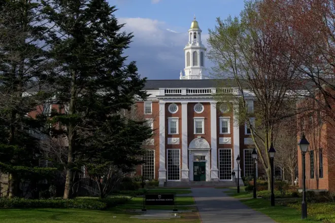 Fachada de prédio da Universidade de Harvard