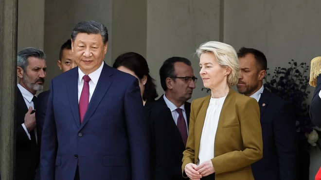 中国国家主席习近平与欧盟委员会主席冯德莱恩一起走出大楼。