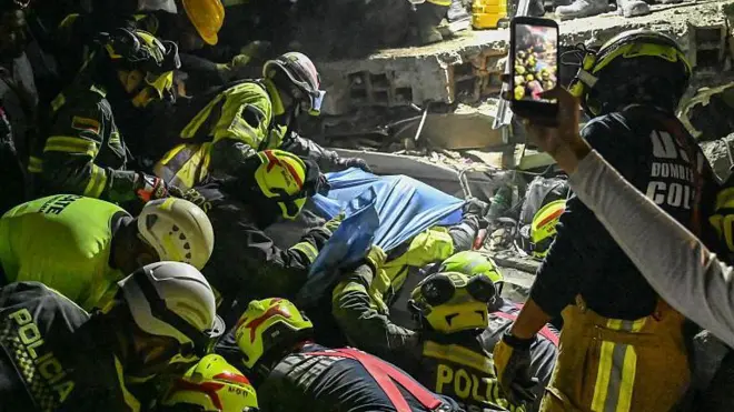 Bomberos en el momento del rescate