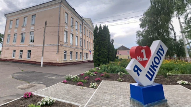 Це фото школи-інтернату в Суджі із сервісу Google Street View. Воно датоване липнем 2021 року