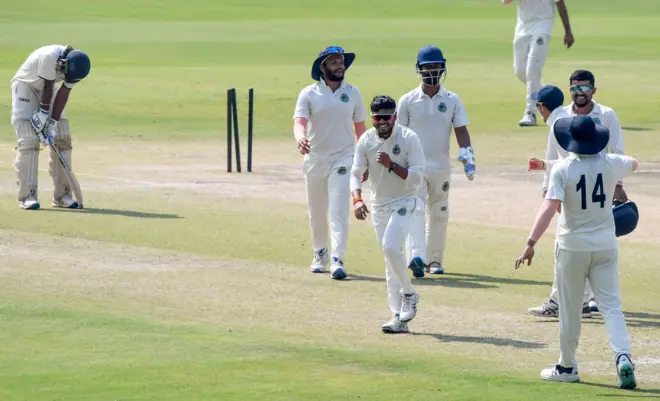 रणजी ट्रॉफीच्या सामन्यादरम्यानचं क्षणचित्र