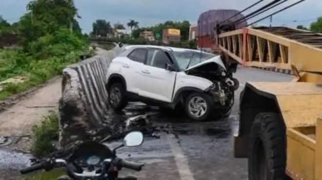 सड़क दुर्घटना के बाद एक कार