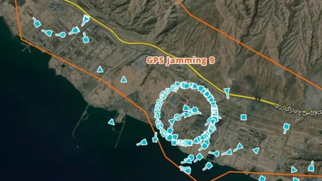 بخشی از نقشه هوایی که علائمی روی آن، میزان پراکندگی کشتی‌ها را نشان می‌دهد، گویی آنها روی خشکی قرار دارند