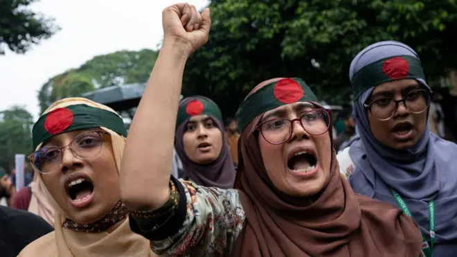 నిరసన చేస్తున్న మహిళల ఫోటో