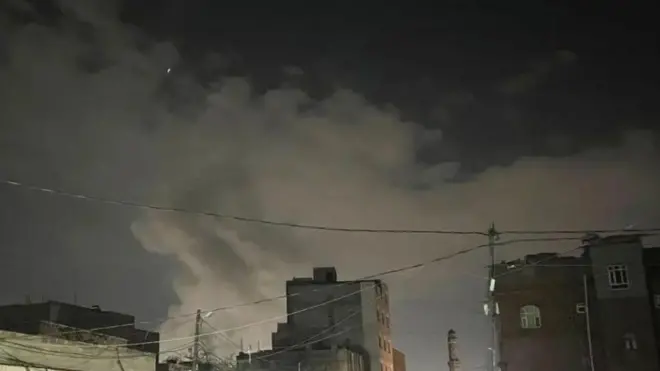 дым над крышами домов