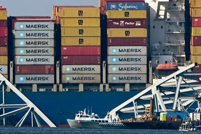 ශ්රී ලංකාවේ කොළඹ වරාය බලා යාත්රා කරමින් තිබියදී ඇමෙරිකාවේ බොල්ටිමෝර්හි ෆ්රැන්සිස් ස්කොට් කී පාලමෙහි (Francis Scott Key Bridge) ගැටුණු සිංගප්පූරු ධජය සහිත ඩාලි (Dali) නමැති භාණ්ඩ ප්රවාහන නෞකාවේ අන්තරායකර ද්රව්ය (hazardous materials) ටොන් 764ක් තිබූ බව වෙබ් අඩවියක් විසින් අනාවරණය කරනු ලැබ තිබේ.