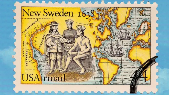 Sello conmemorativo de Nueva Suecia emitido por el Servicio Postal de Estados Unidos. A la izquierda, tres figuras masculinas de pie: un colono europeo con sombrero de ala ancha, capa y espada, conversando con dos indígenas nativos americanos, uno de ellos con plumas en el cabello y el torso semidesnudo. Detrás de ellos, se extiende un mapa antiguo que conecta las costas de América del Norte (señalando los territorios de Pennsylvania, New Jersey, Maryland y Delaware) con Europa y África a través del océano Atlántico, donde navegan dos barcos de vela de la época.