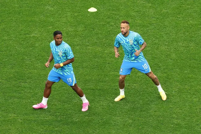 Endrick e Neymar aquecem antes da partida entre Brasil e Japão, no Houston Stadium