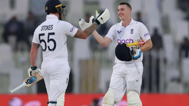 ہیری بروکس سینچری مکمل کرنے کے بعد بین سٹوکس کے ساتھ خوشی مناتے ہوئے