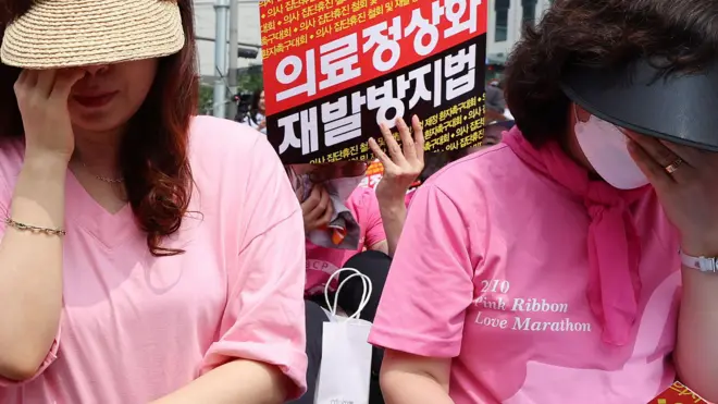 눈물을 흘리고 있는 환자단체 시위 참가자들