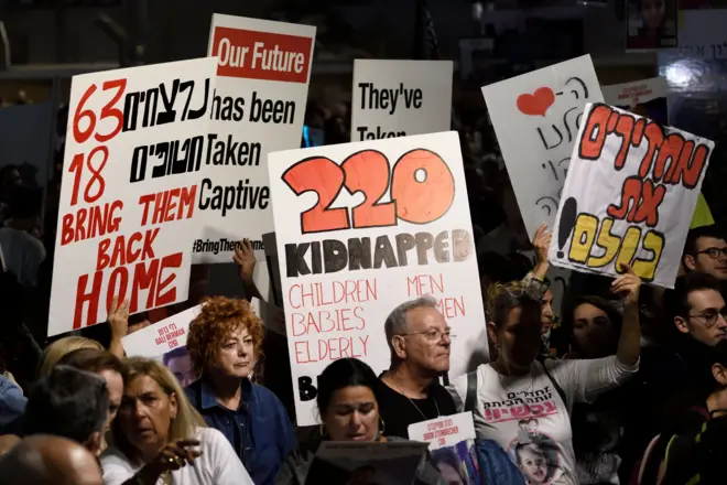 متظاهرون إسرائيليون يطالبون بالإفراج عن الرهائن