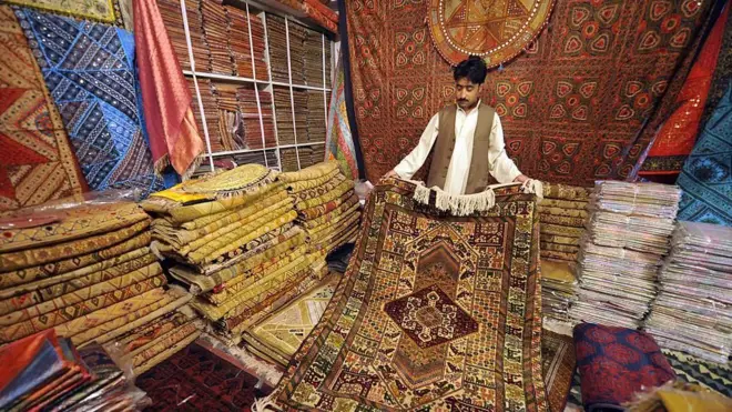 یک فرش فروش در ولایت هرات 