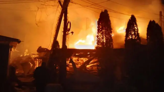 Горящий ресторан в Херсонской области: ночной кадр с оранжевыми языками пламени