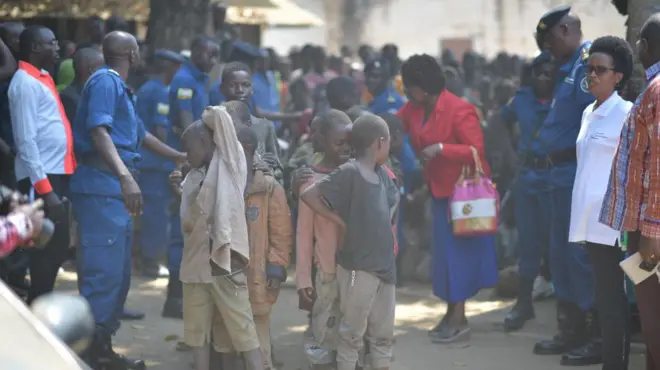 Abana bafashwe basega n'igipolisi