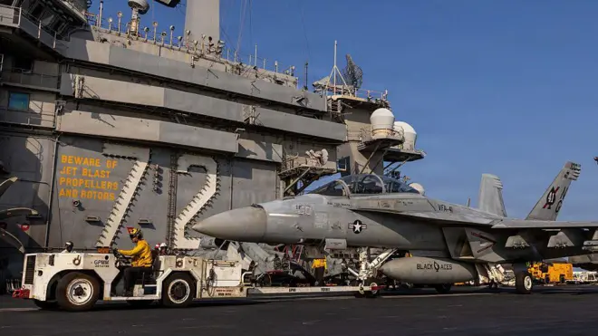 ABD Donanması tarafından sağlanan bu fotoğrafta, 6 Mart 2026'da Akdeniz'de, USS Abraham Lincoln'ün (CVN 72) uçuş güvertesinde, VFA 41'e bağlı bir F/A-18F Super Hornet uçağının bekleyişi görülüyor. 
