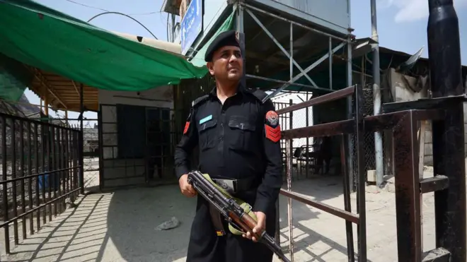 مرزبان پاکستانی در گذرگاه مرزی تورخم