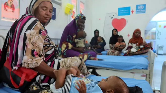 أطفال سودانيون يتلقون العلاج