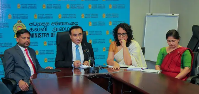 නව අධ්‍යාපන ප්‍රතිසංස්කරණ ව්‍යාපෘතිය යටතේ සිදු කෙරෙන විෂය මාලා ප්‍රතිසංස්කරණ සම්බන්ධයෙන් මේ වන විට දැඩි ආන්දෝලනාත්මක තත්ත්වයක් උද්ගත වී තිබේ. 