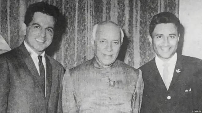 દિલીપકુમાર (ડાબે) અને દેવ આનંદ (જમણે) નહેરુ સાથે