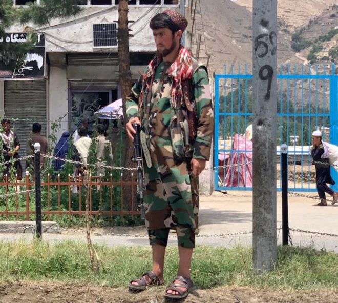 بدخشان کې یو عسکر ولاړ دی