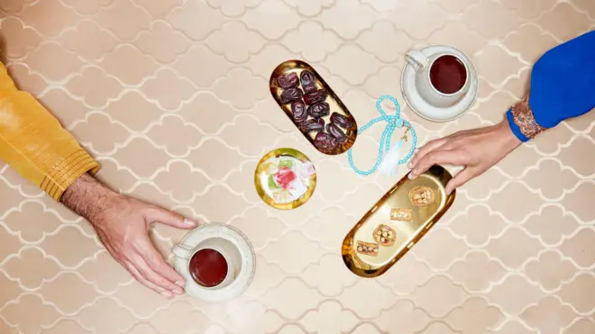 صورة فيها تمر والقليل من الأطعمة