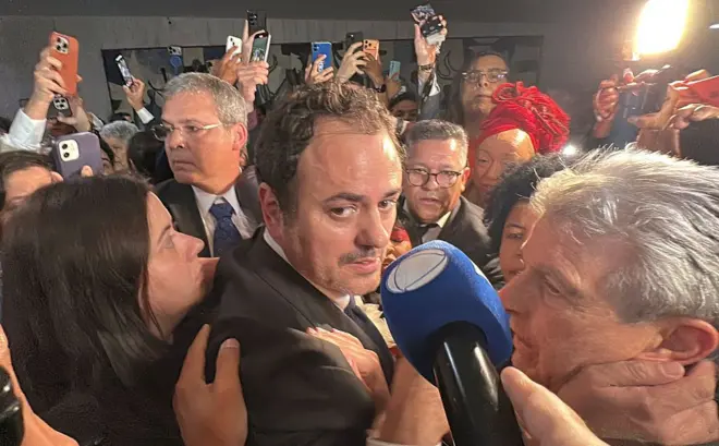 Glauber Braga rodeado por jornalistas e outras pessoas