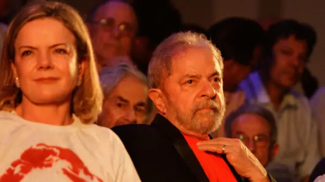 A presidente do PT, Gleisi Hoffmann, ao lado1xbet venezuelaLuiz Inácio Lula da Silva1xbet venezuelaum evento1xbet venezuela2018