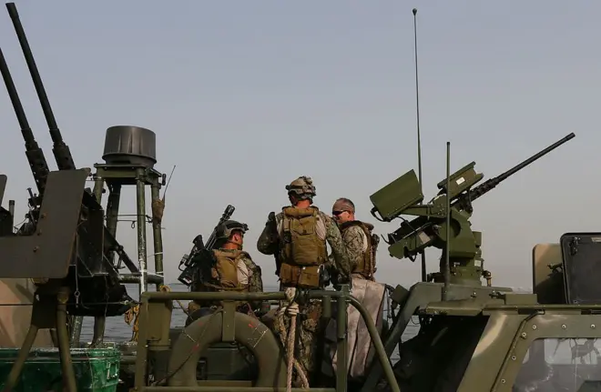 ABD Donanması askerleri, tatbikat öncesi Bahreyn'in Salman limanındaki bir botta sohbet ediyor. (12 Mayıs 2013)