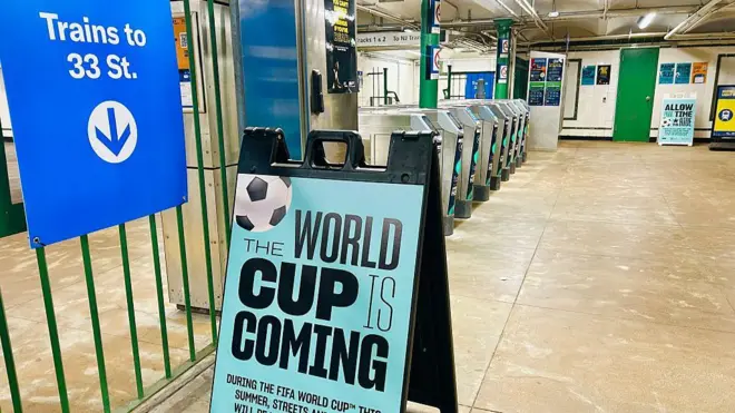 Letrero de la copa del mundo en el metro de NY