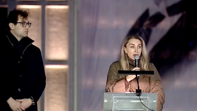 Dilek İmamoğlu mikrofonda, yanında büyük oğlu Selim İmamoğlu var 