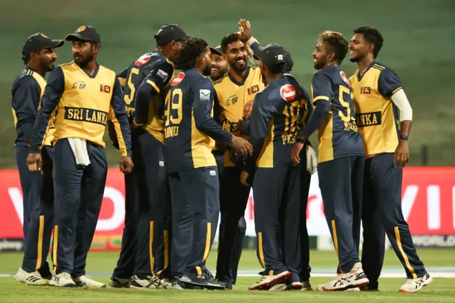 ශ්‍රී ලංකා ක්‍රිකට් කණ්ඩායම කඩුල්ලක් දවා ගැනීමෙන් පසු සතුට සමරමින්...