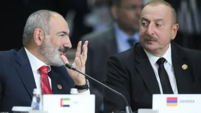نخست‌وزیر ارمنستان (چپ) در حال صحبت با رئیس جمهور آذربایجان در یک نشست عمومی