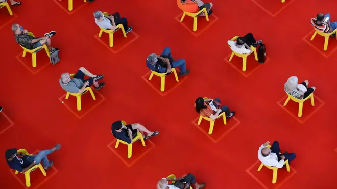 Люди на стільцях