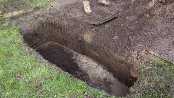 Waxaa jira sharci ah in haddii qof uu ku dhinta aysan cidna xabaali karin.