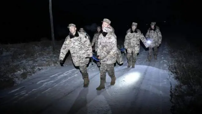 भारी ठंड में बचावकर्मी घायल शख़्स को ले जाते हुए